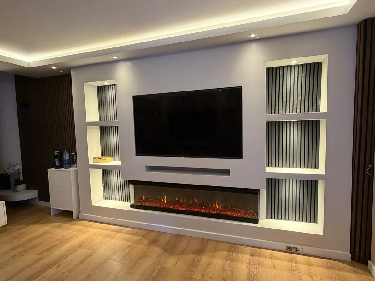 Gerealiseerde Cinewall met ribbelglas in de nissen, lichtkoof langs het plafond en brede sfeerhaard